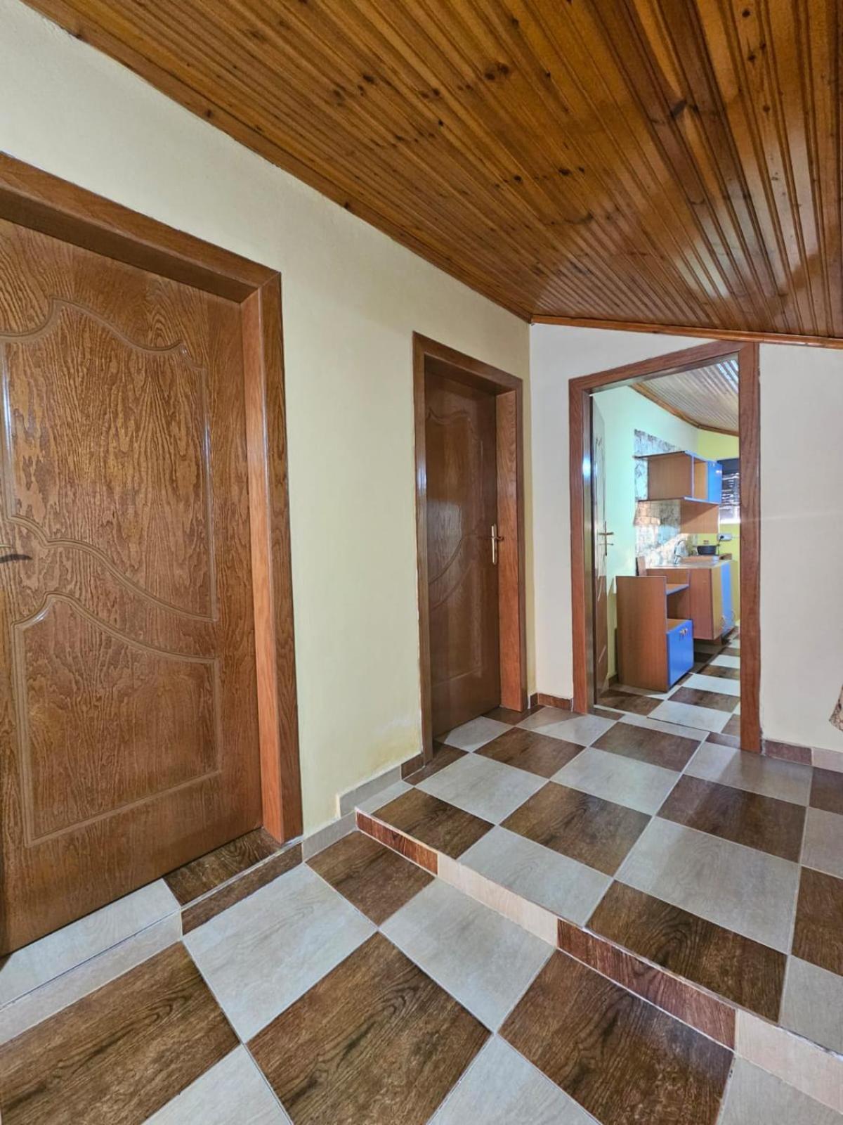 ホテル Castle - Inside,Voga Guesthause Krujë エクステリア 写真