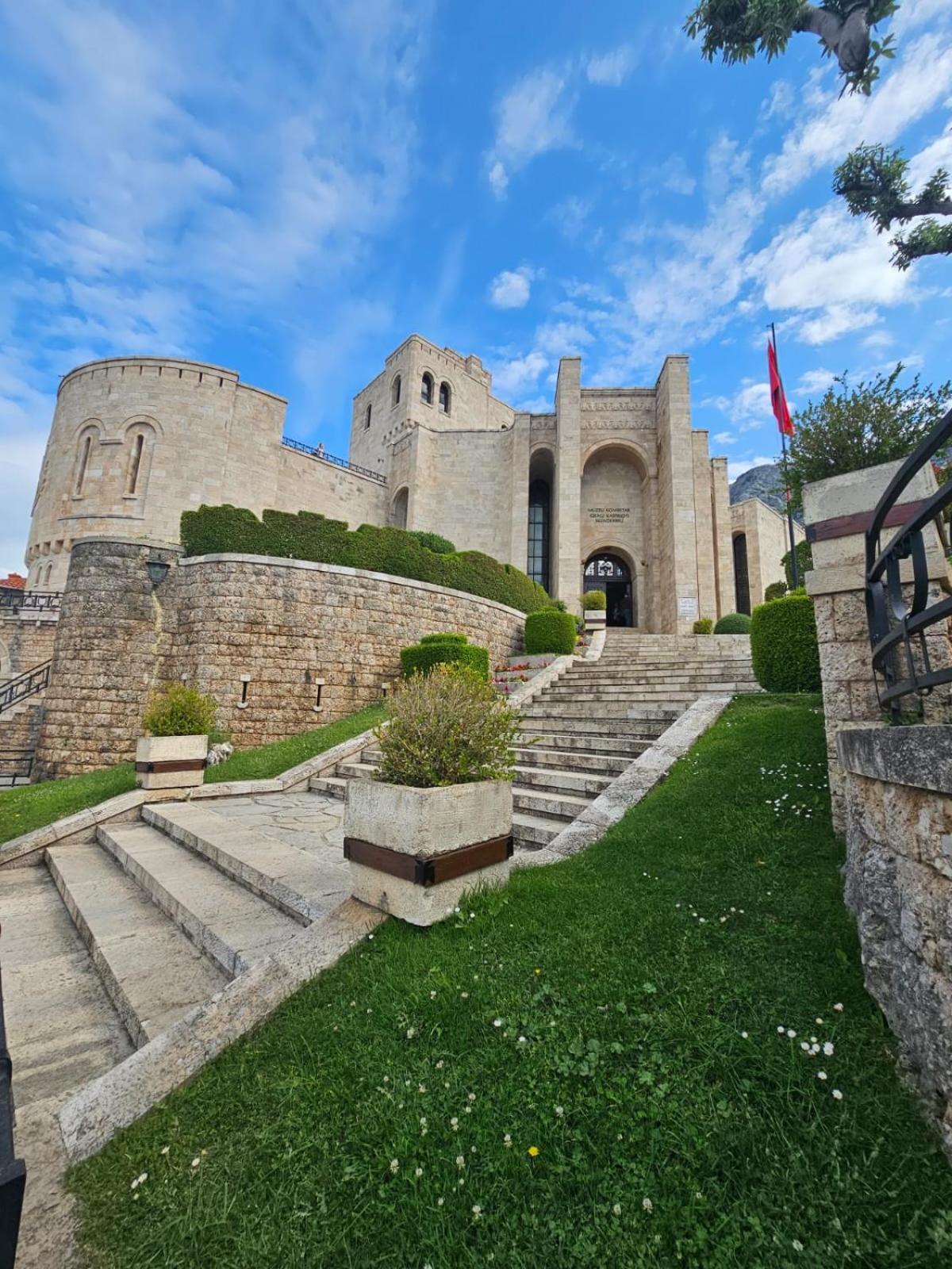 ホテル Castle - Inside,Voga Guesthause Krujë エクステリア 写真