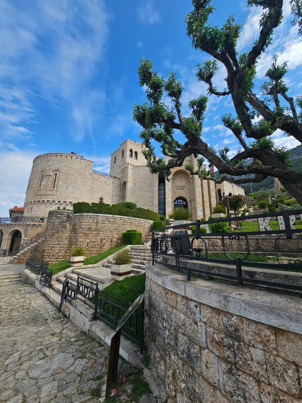 ホテル Castle - Inside,Voga Guesthause Krujë エクステリア 写真